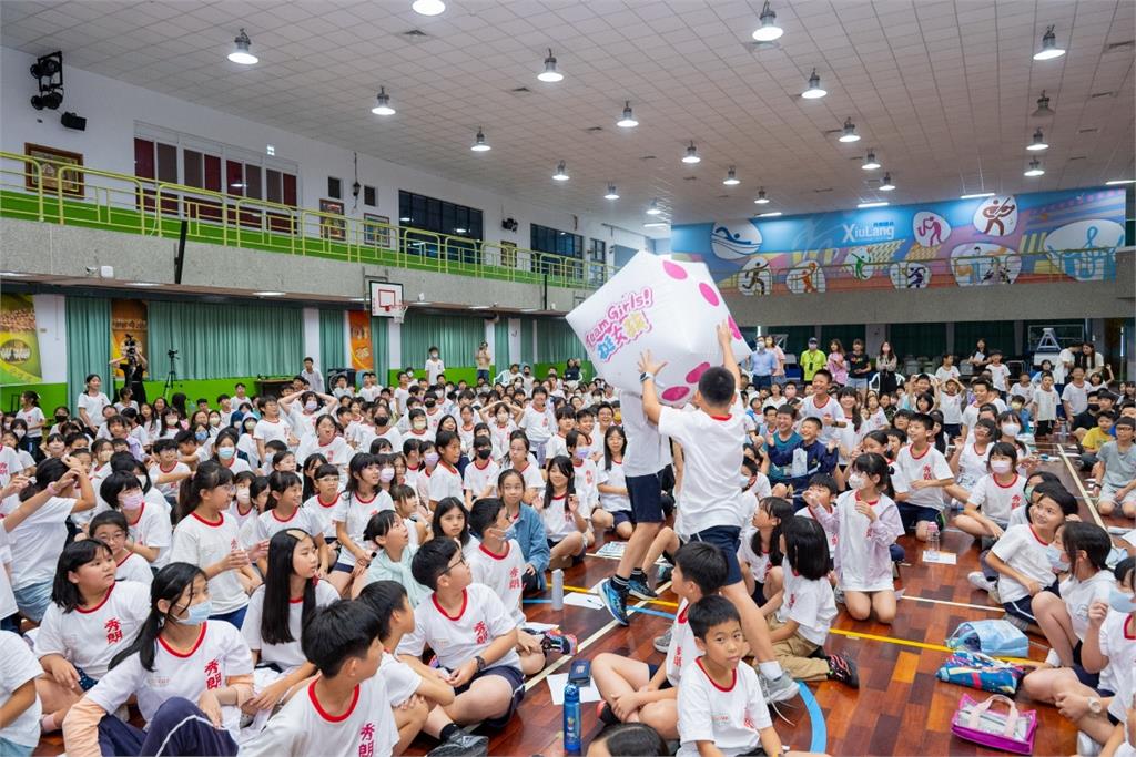 蘇菲攜手歌手壞特、月經講師及NGO 前進全台最大國小「經期導航」開課!