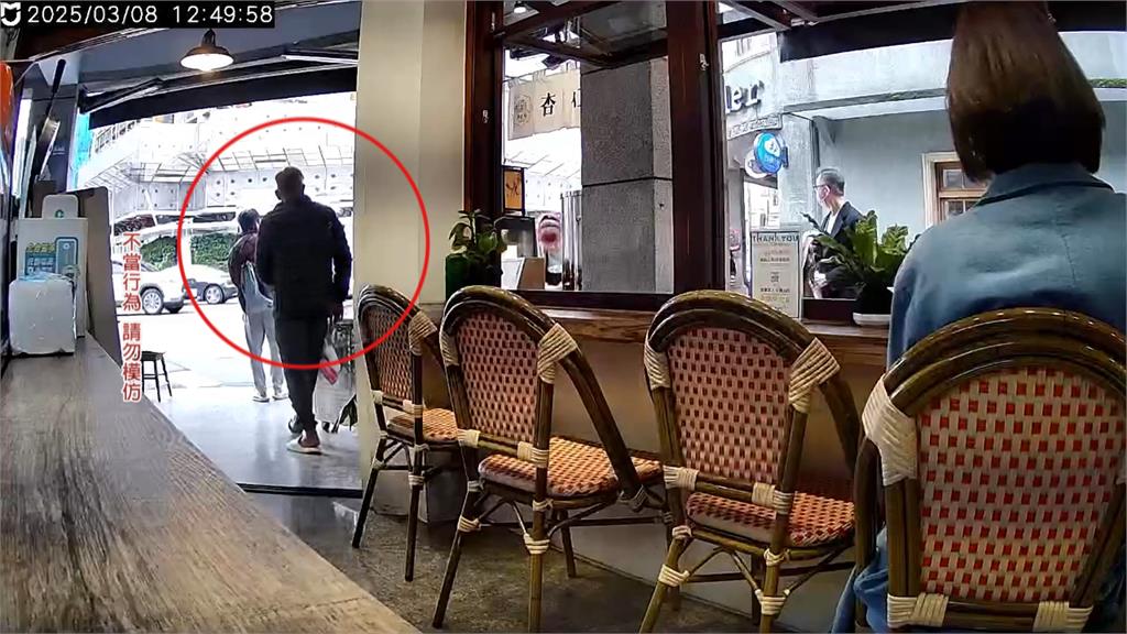 獨家/台北咖啡廳13歲店狗「皮皮」遭擄走被送回飽受驚嚇 店家心疼提告:絕不姑息