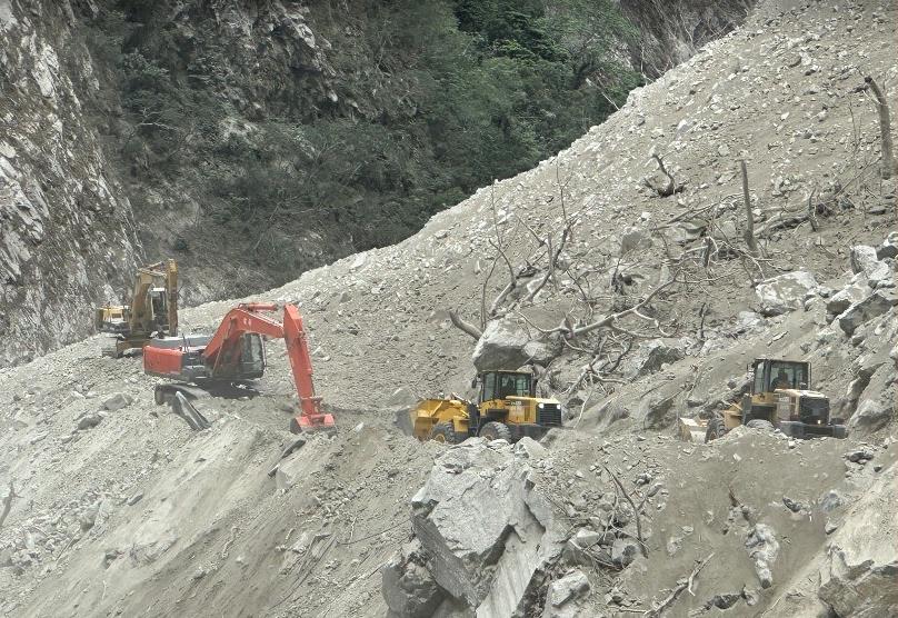 快新聞／中橫公路花蓮段又遇邊坡坍方！公路局積極搶通　估明下午開放通行