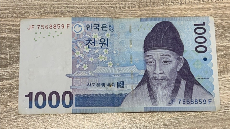 垃圾袋塞滿「59萬現金」！男拾金不昧報警　半年無人領鉅款主人竟成他…