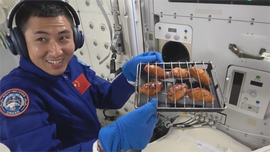 悲劇了...前一天才大啖牛排烤雞慶祝交接　神舟20號疑撞上太空垃圾延遲半年回到地球