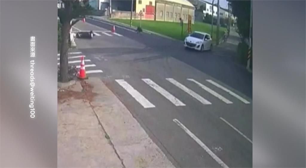 轎車「綠燈等七秒」才起步 下秒竟遭疑闖紅燈騎士衝撞