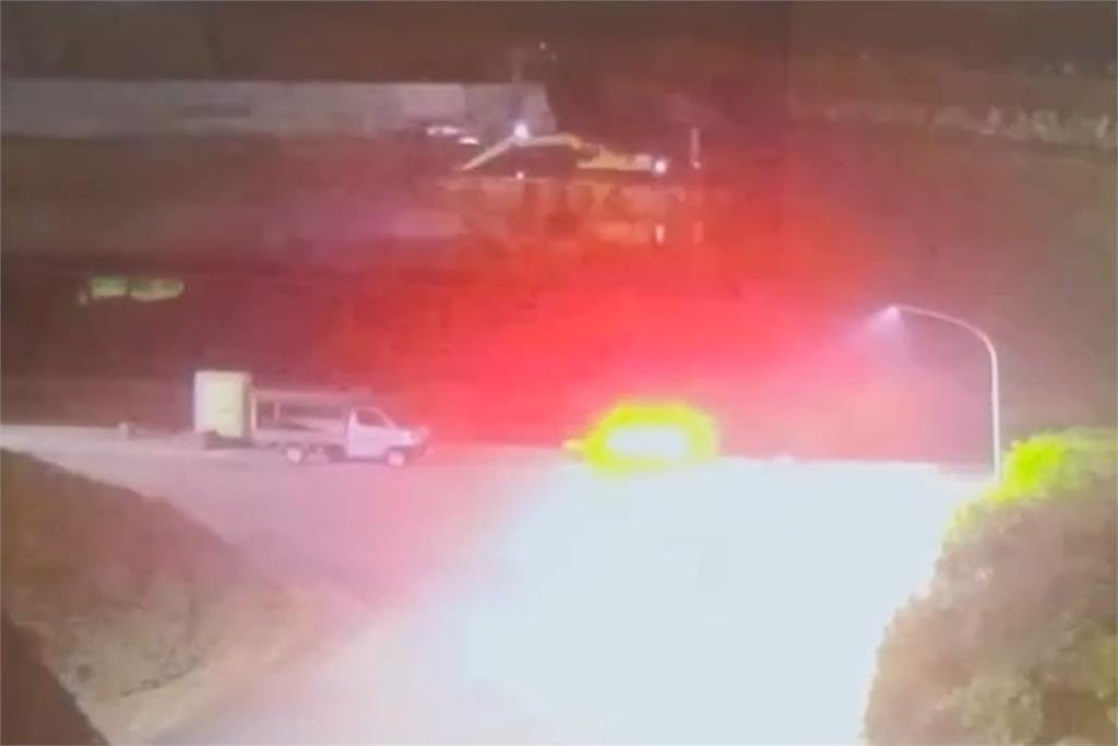 有片／60歲老婦人夜衝金山！不熟路況竟「直墜漁港溺斃」落海畫面曝光