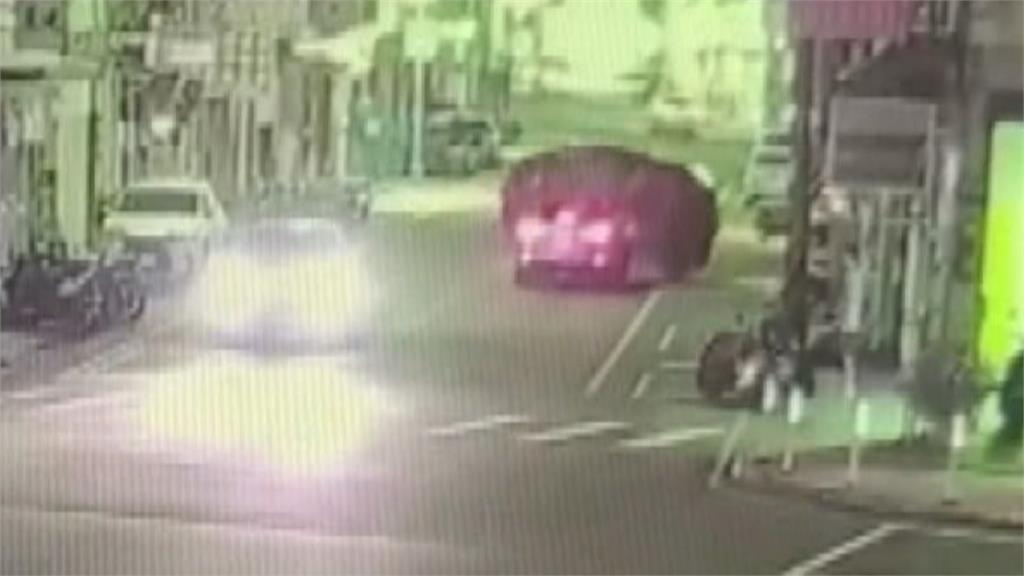 視線死角?轎車左轉撞轉彎車 當場翻180度母女嚇壞