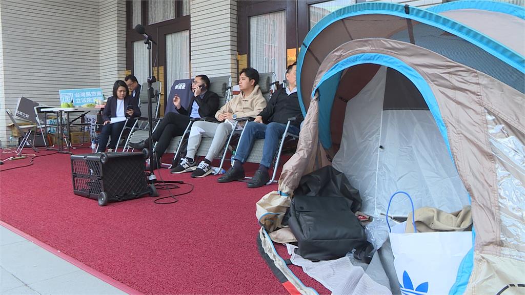 傅崐萁「摸頭」黃國昌 綠委:黃國昌淪為「傅隨組織」