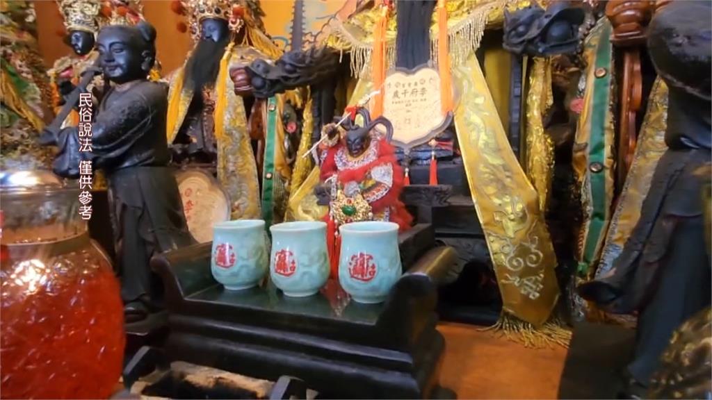 西螺廣聖宮三太子很懂吃！　出巡神轎點手搖飲　還買鹹酥雞