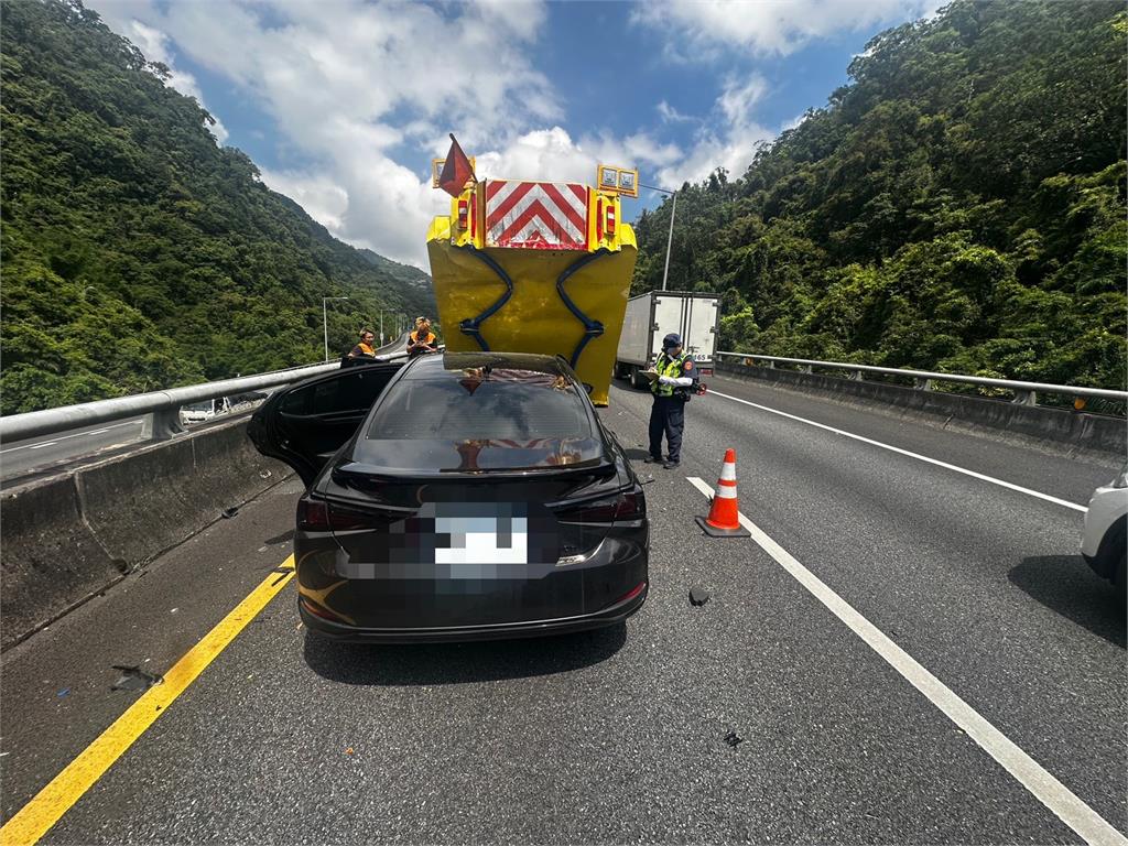 快新聞／國道5號車禍！黑色小客車開「自動駕駛」撞緩衝車　車頭全毀畫面曝