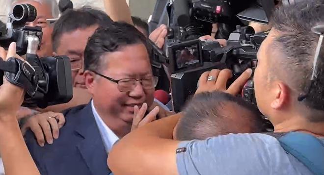 快新聞/500萬元交保! 鄭文燦不發一語、面露微笑上車離去