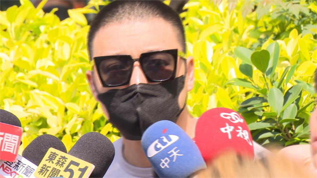販賣大麻菸彈判刑4年2月定讞 Toyz發監報到「她」現身低調陪同