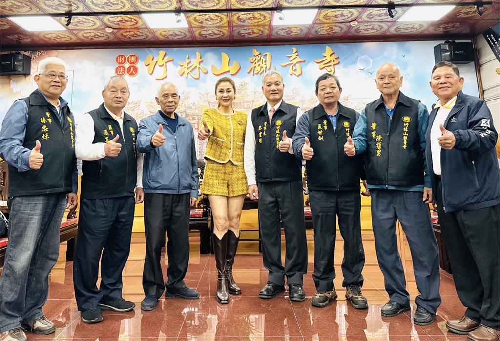 梁佑南走春開唱掀人潮！竹林山觀音寺花燈美翻　20年鐵粉告白惹淚