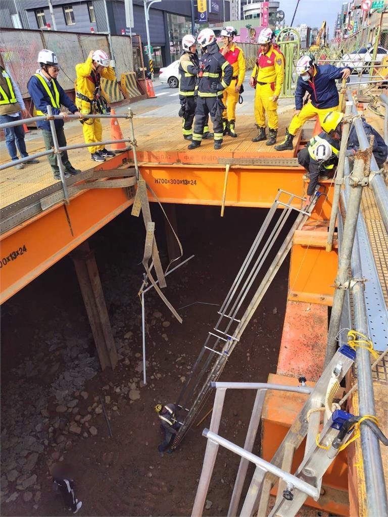 快新聞／連人帶車掉進8米深工地坑洞！桃捷綠線施工現場傳墜車事故