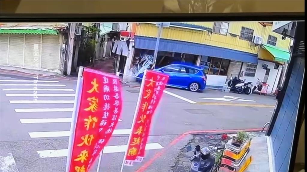 新手上路太緊張　撞路旁空心磚誤踩油門暴衝撞店