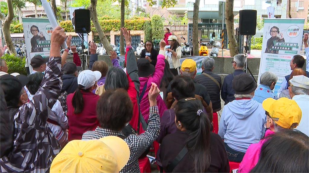 「雙金歌王」公園快閃開唱! 71歲沈文程喊當換照第一人