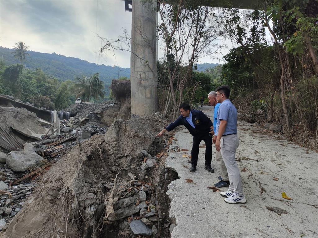 山陀兒釀土石流肆虐　南迴鐵公路橋墩地基掏空