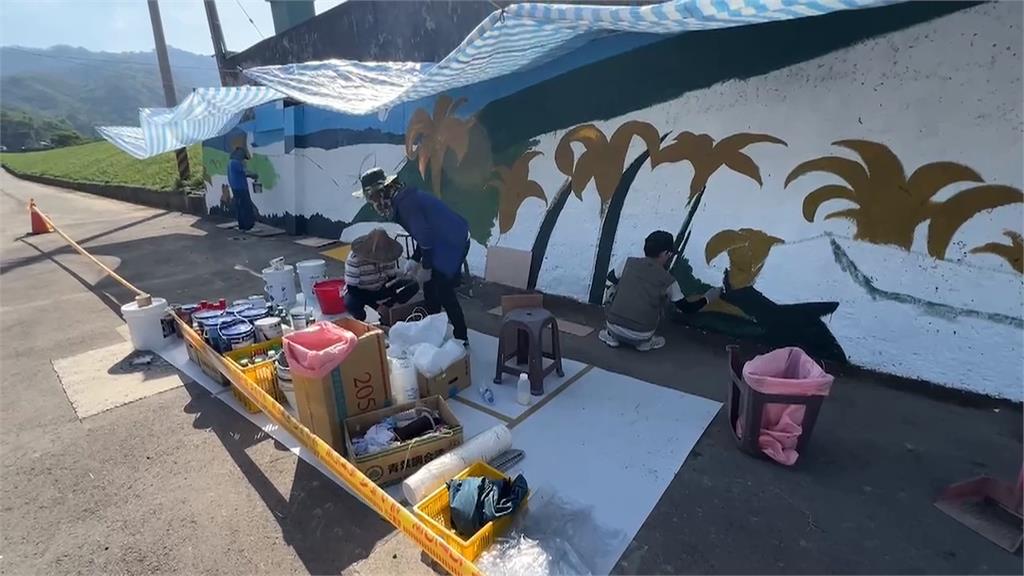 大湖「金針花廊道」綻放 真人大小「金針花彩繪」吸睛
