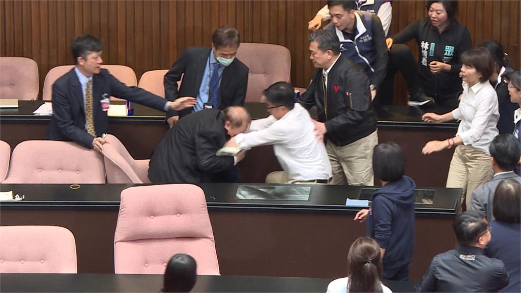 立院超噁畫面曝光!四叉貓揭3圖徐巧芯疑成「另類受害者」網笑翻