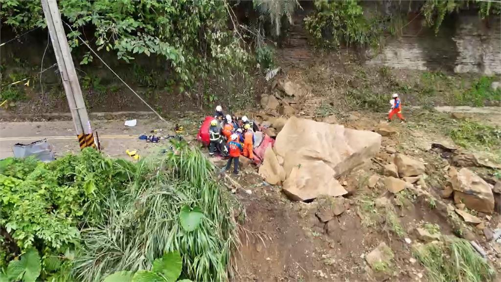 驚悚巨石砸車！　苗栗泰安自小客車遭砸「2人喪命」