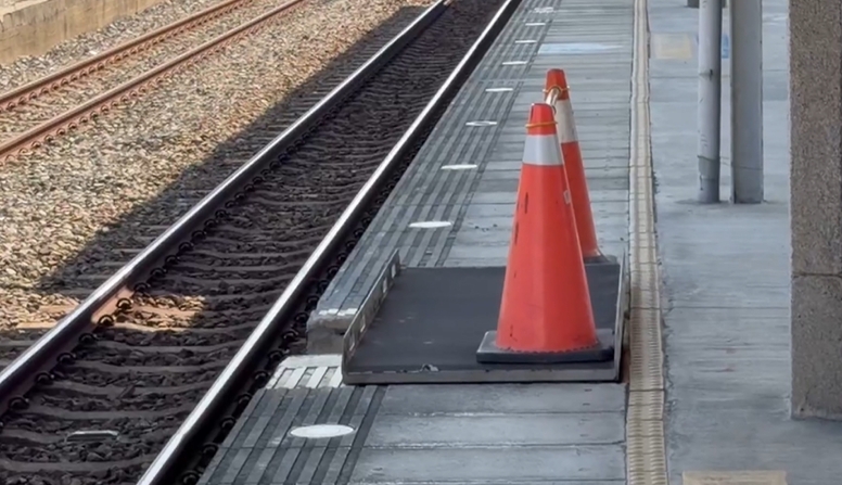 列車高速通過　月台蓋板噴飛起來　險砸旅客