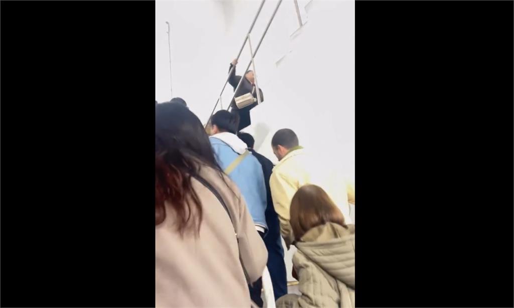 耶誕夜北捷不平靜！　北門站1男拿雨傘敲打車窗、松山站爆鬥毆