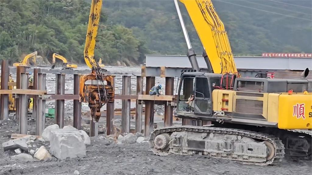 驚險!馬太鞍溪水清晨「不明原因」突暴漲 施工人員、機具急撤離