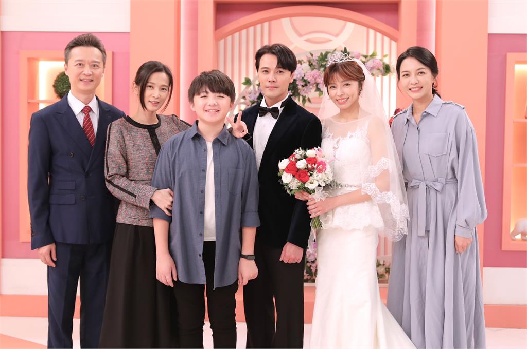 王瞳「披婚紗甜嫁」下秒遭檢警突擊！新郎「收賄被捕」讓她淚灑現場