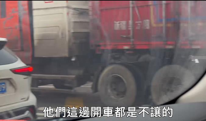 鍾明軒「中國新疆自駕開10小時」遇車禍嚇壞！爆「違規」畫面流出惹議