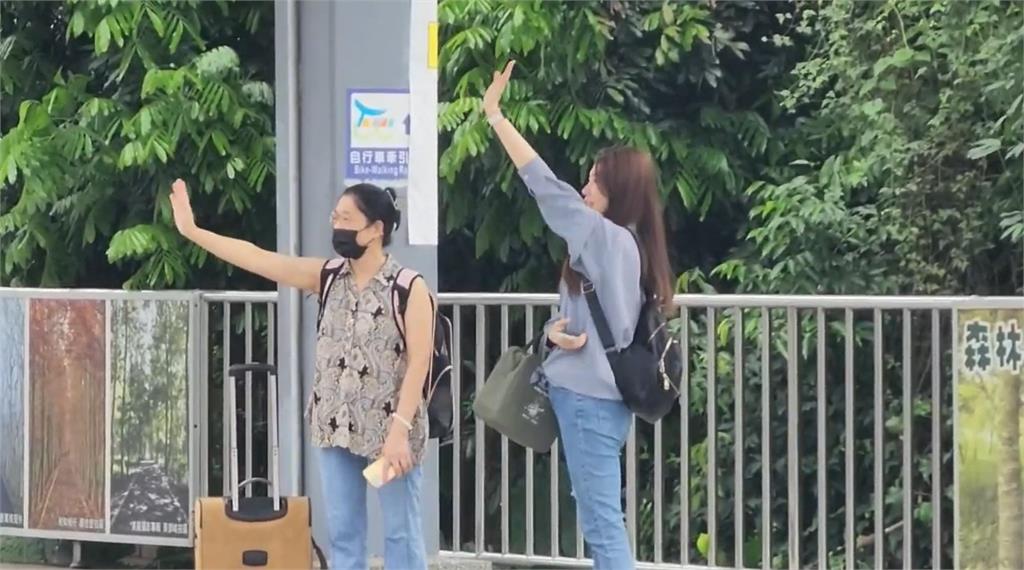 快新聞／光復救災任務結束！民眾目送季連成搭車北上　感人畫面曝光