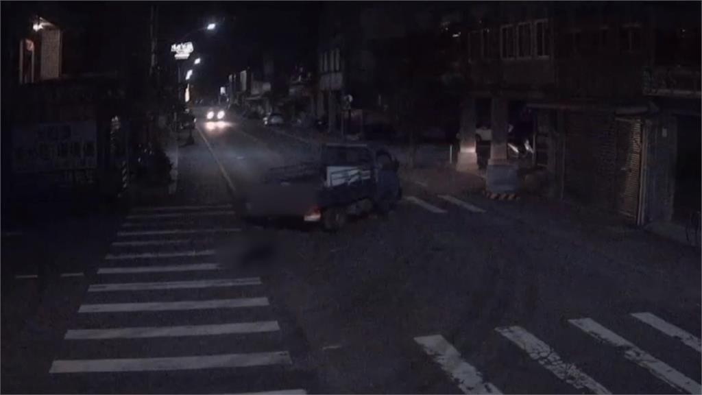 宜蘭頭城「貨車拖行黑狗」驚悚畫面曝 飼主辯稱:是狗自己跳車的