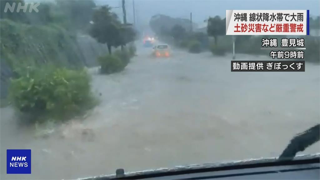 馬路變小河！沖繩下大雨　路面積水逾半公尺