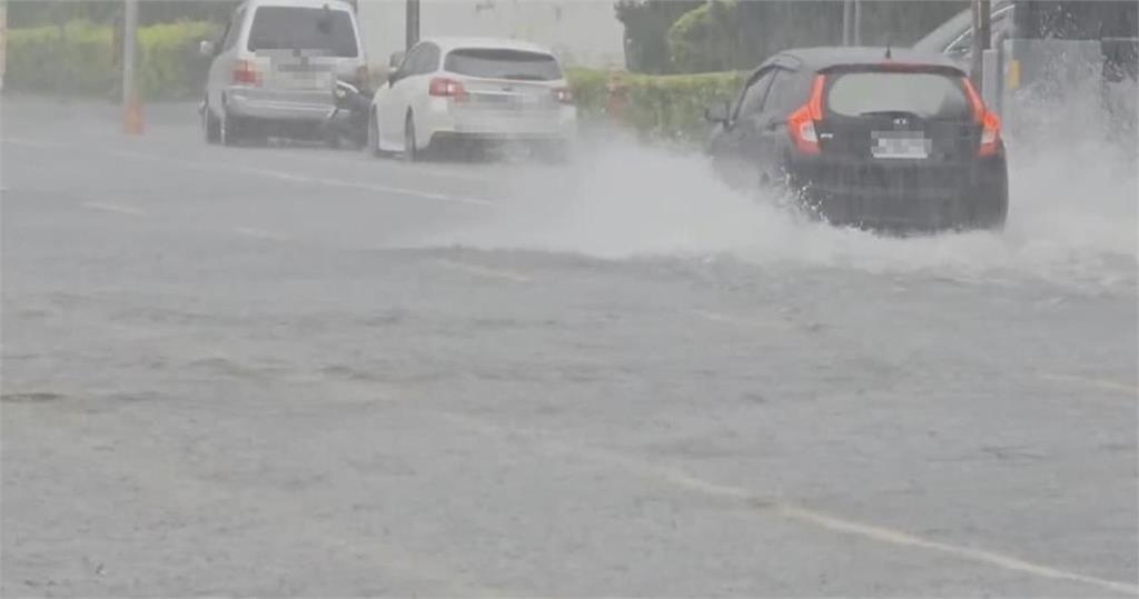 大雷雨狂轟「雨區擴至7縣市」！鄭明典1圖曝禍首「見煙囪雲」小心這事