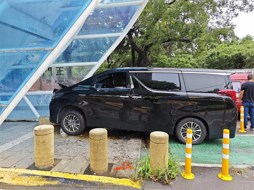 快新聞／年輕男子駕阿法運兵車自撞台中鬧區BRT站　警快篩驚見「喪屍煙彈」送辦