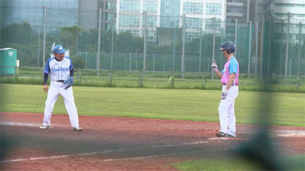世壯運慢壘賽「雙北市長PK」 雨中奮戰70分鐘!台北9:3勝出