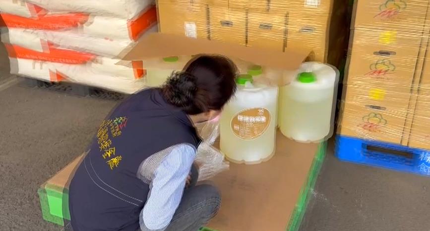 手搖飲原料放戶外曝曬　疑任貓狗竄跳　食安處稽查揭缺失