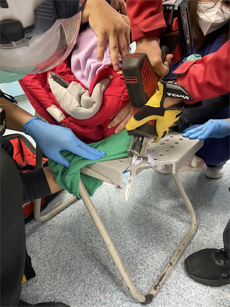 女童中指卡塑膠椅洞　嚎啕大哭　消防「連人帶椅」送醫拆剪