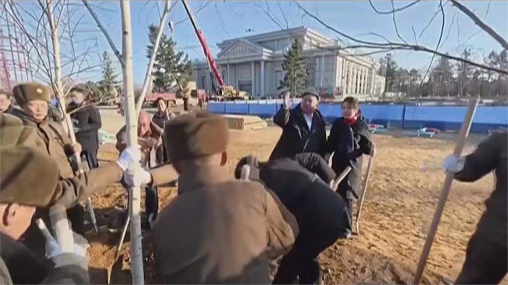 準備接班？　北韓「第一千金」金主愛與金正恩互動親密