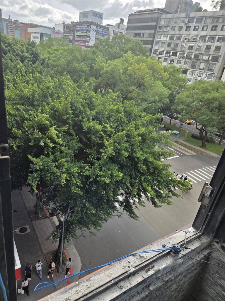 快新聞/北市窗戶「從天而降」路人險遭砸 畫面曝光