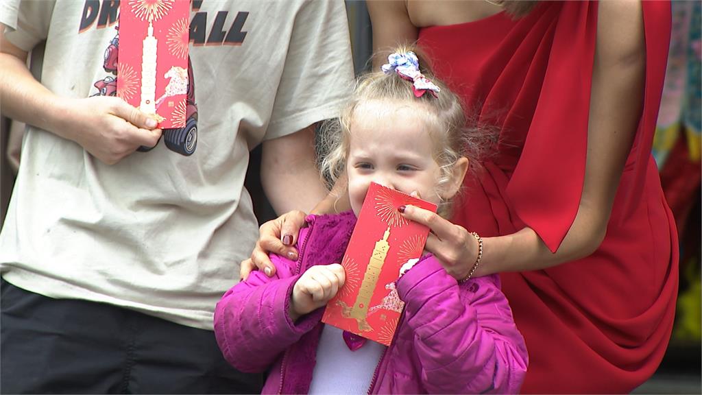 台北101初一迎財神！今年不扮舞獅　賈董一襲紅禮服做「這件事」超吸睛