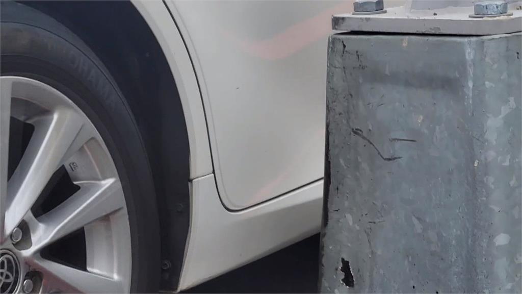 台中這處停車場堪稱「魔王等級」 多車主遇伏襲!旁邊路燈滿是戰績