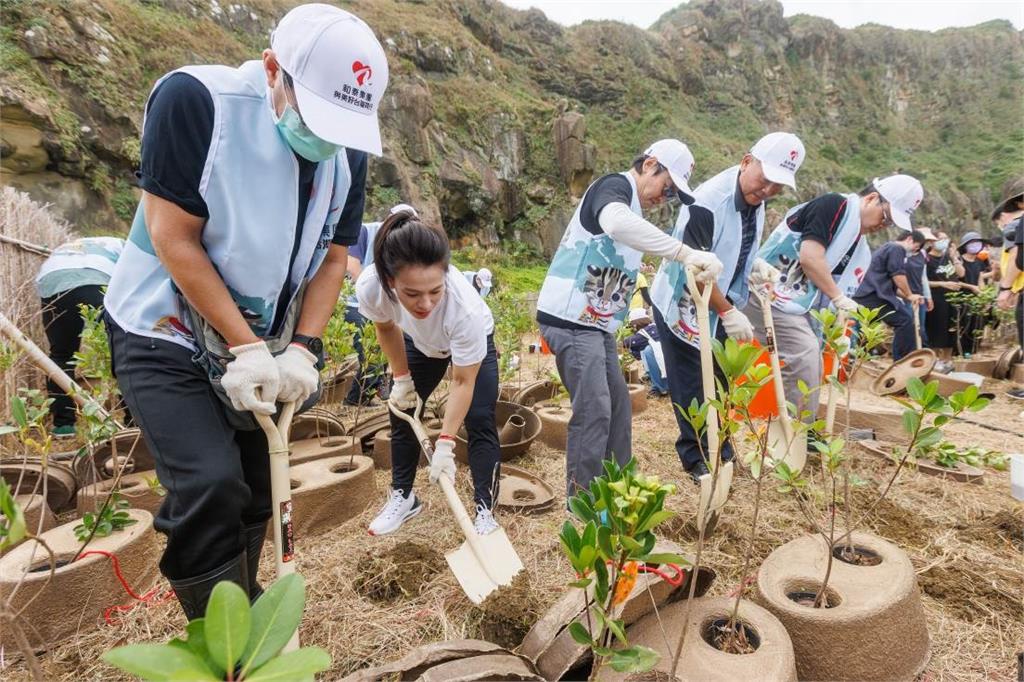 和泰集團志工植樹活動　與郭婞淳種下五百餘株樹苗