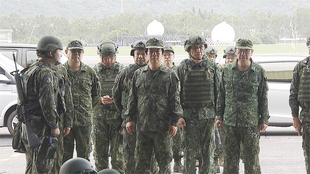 上任首漢光演習! 賴總統下機"西裝換軍服"親視導
