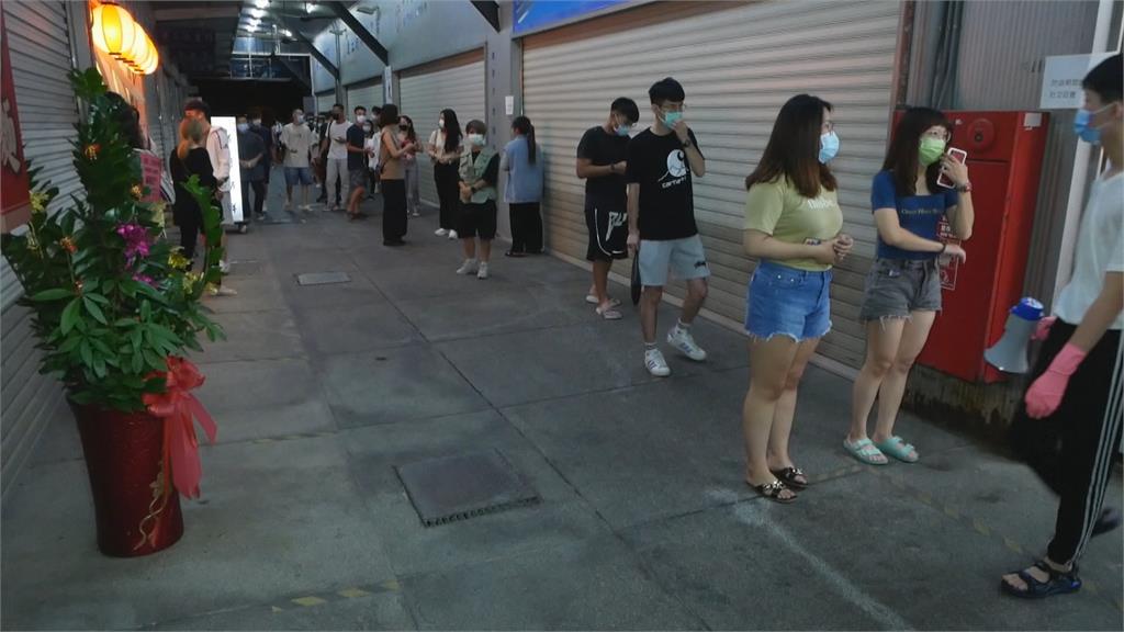 微解封直擊台中半夜排長龍買生魚片 店家派員盯場避免群聚