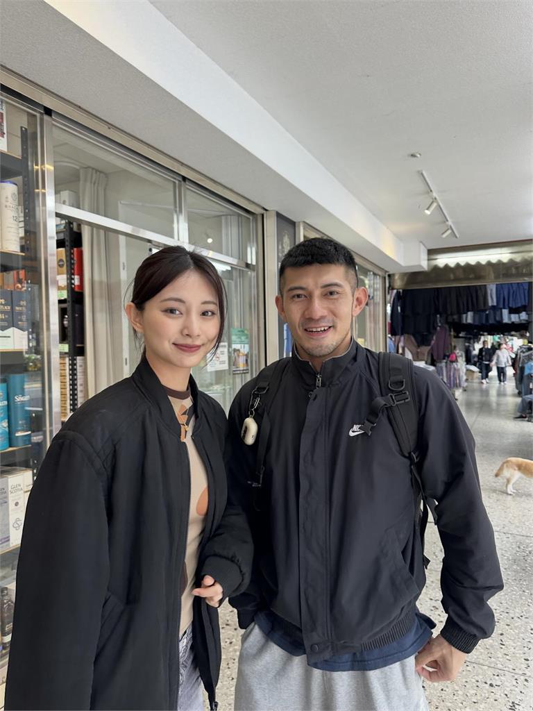 周子瑜小卡現瘋搶潮！他沒卡卻在台灣「遇野生本人」還讓大咖幫拍照