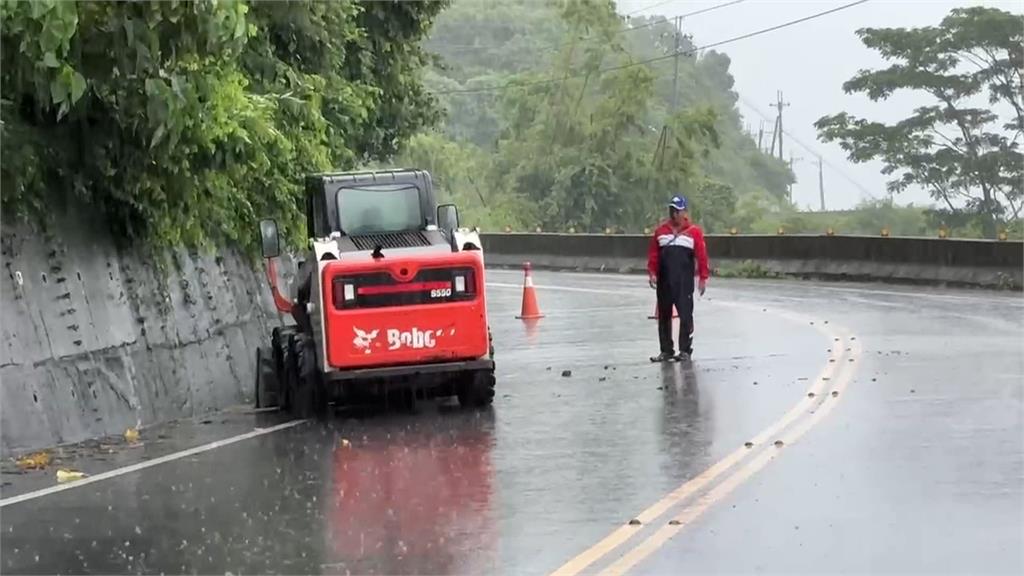 丹娜絲大豪雨猛灌！　台東金峰鄉產業道路成小溪流