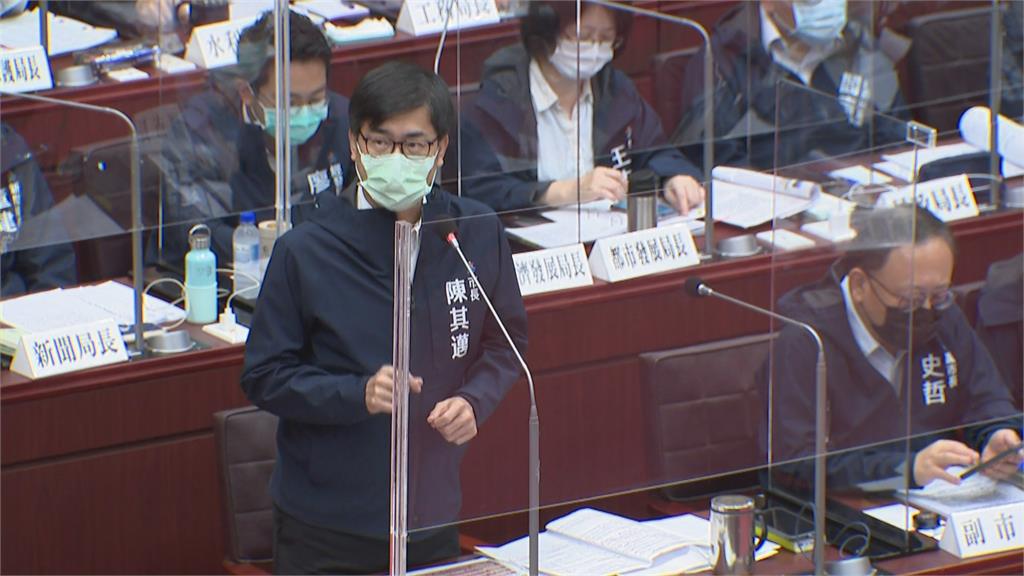 藍支持者高雄市議會外抗議80名警力戒備　　陳其邁：尊重意見表達自由