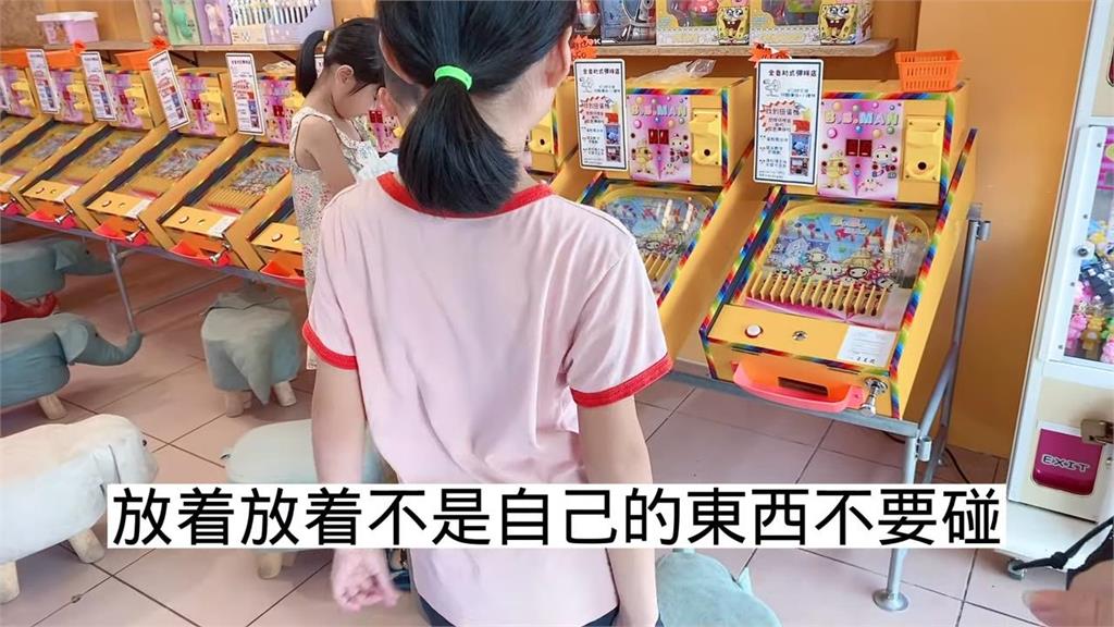 父母帶4娃逛街見遺失物 以身作則路不拾遺網讚:家庭教育好