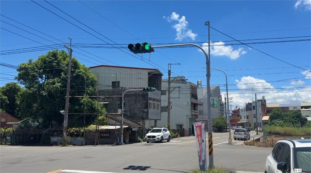 驚險！貨車載籃球架勾電纜線　籃板被扯下嚇壞路人