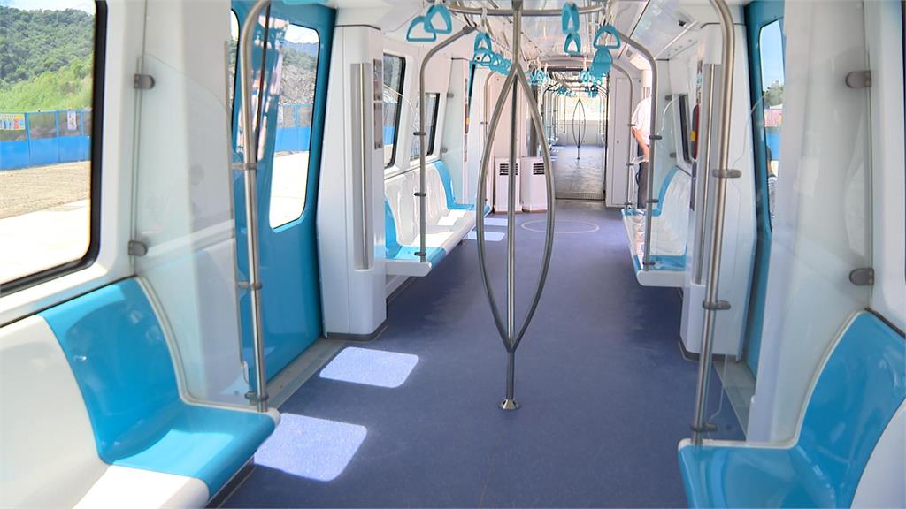 侯友宜開箱三鶯線首列車廂 內裝首度曝光