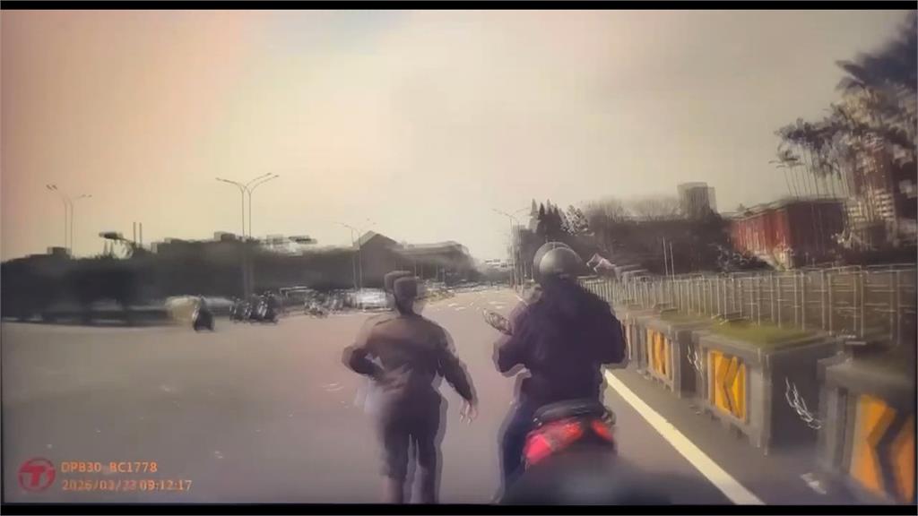 男騎士硬闖總統府　嚷嚷要進去找包拯、坐龍椅去紫禁城　