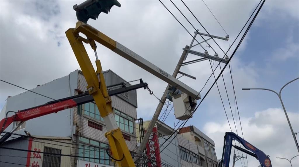 彰化工程車＂吊桿未收＂拉扯電線　782戶一度停電