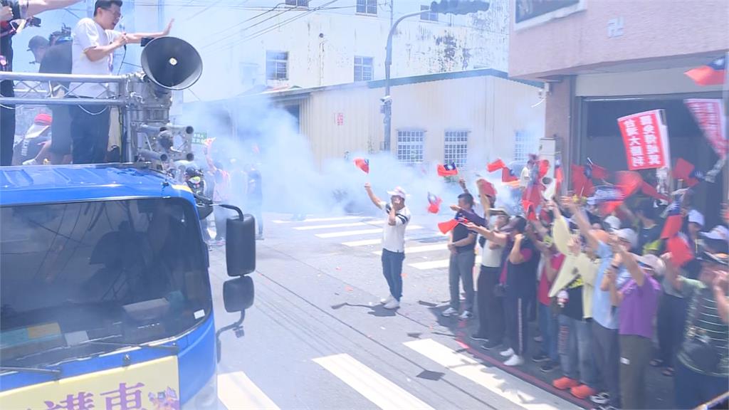 護國大遶境花蓮人列隊歡迎 民眾霸氣丟冰小米酒上戰車